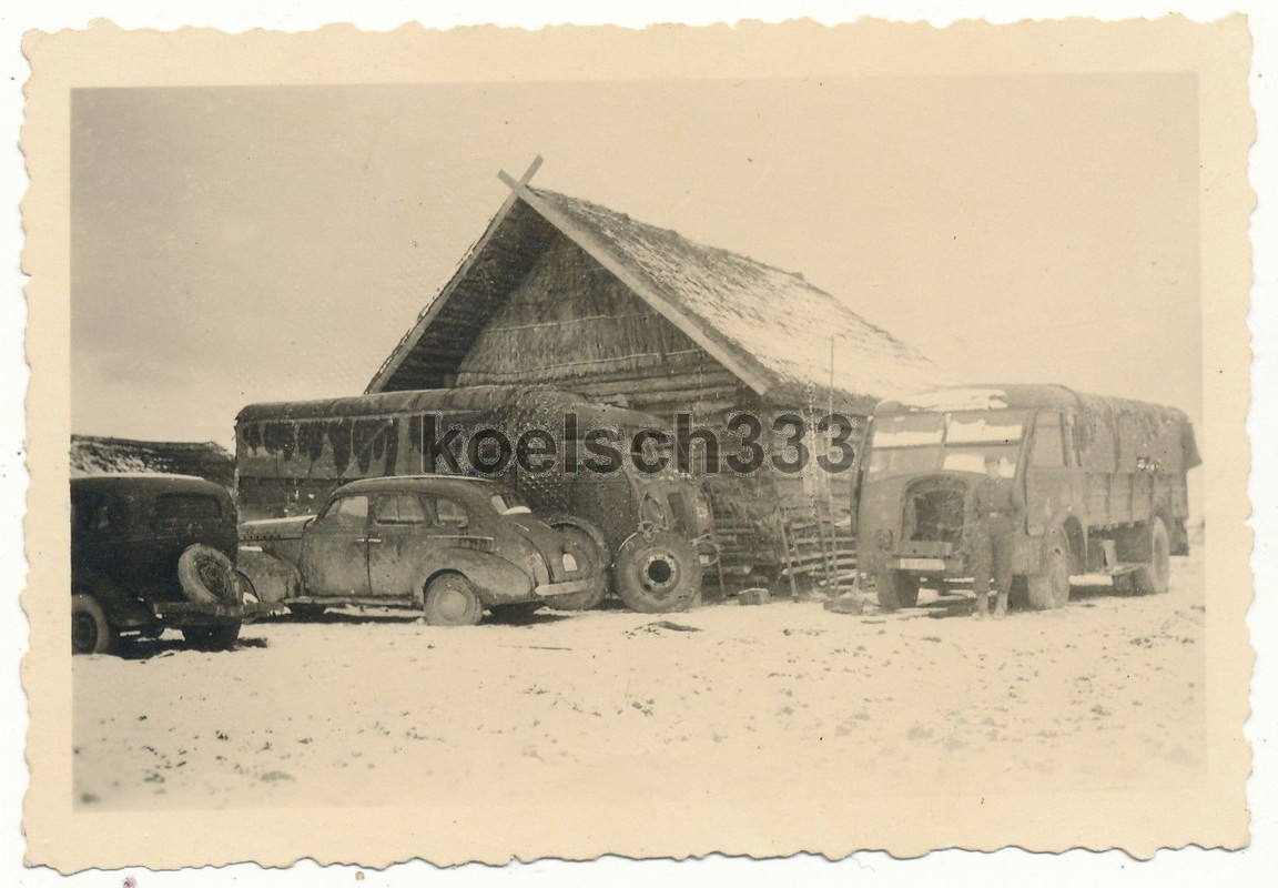 Foto französische Renault LKW´s Wehrmacht Beute Fahrzeuge Ostfro