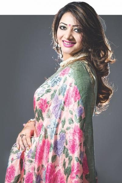 18+ Bangladeshi Model & Singer Akhi Alamgir (2020) Bangla 720p HDRip 100MB Download