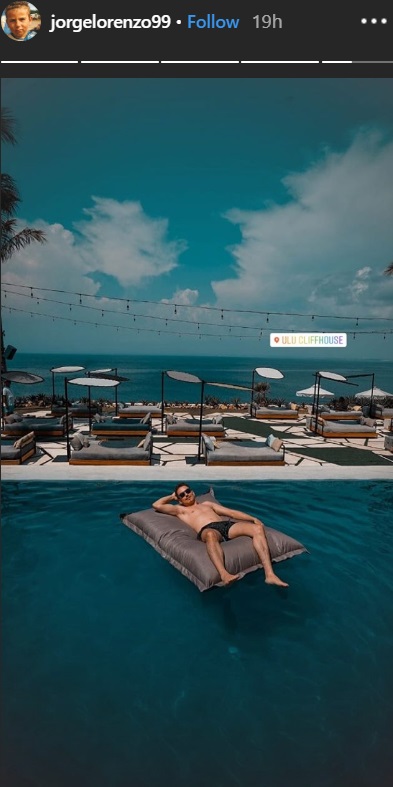 Jorge Lorenzo bersantai di floatting pillow