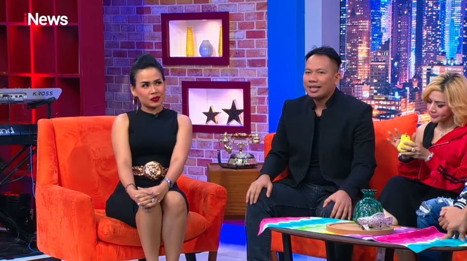 Vicky Prasetyo menjadi bintang tamu di acara Call Me Mel yang dipandu oleh Melaney Ricardo