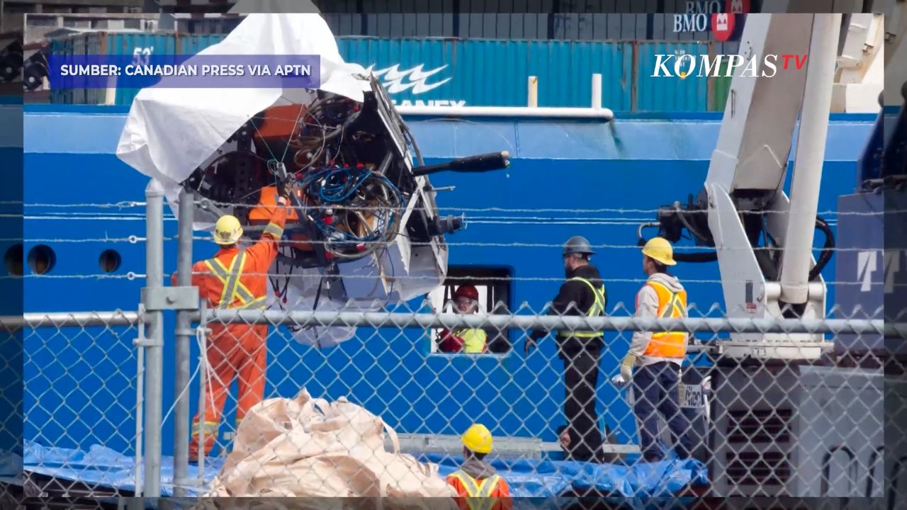 Penampakan puing-puing kapal selam Titan milik OceanGate yang berhasil dibawa ke darat usai ditemukan meledak di dalam lautan.