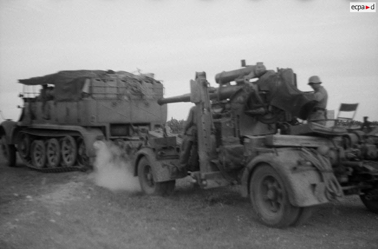 Un semi-chenillé Sd.kfz.7 tractant une pièce de 8,8 cm FlaK 37..1