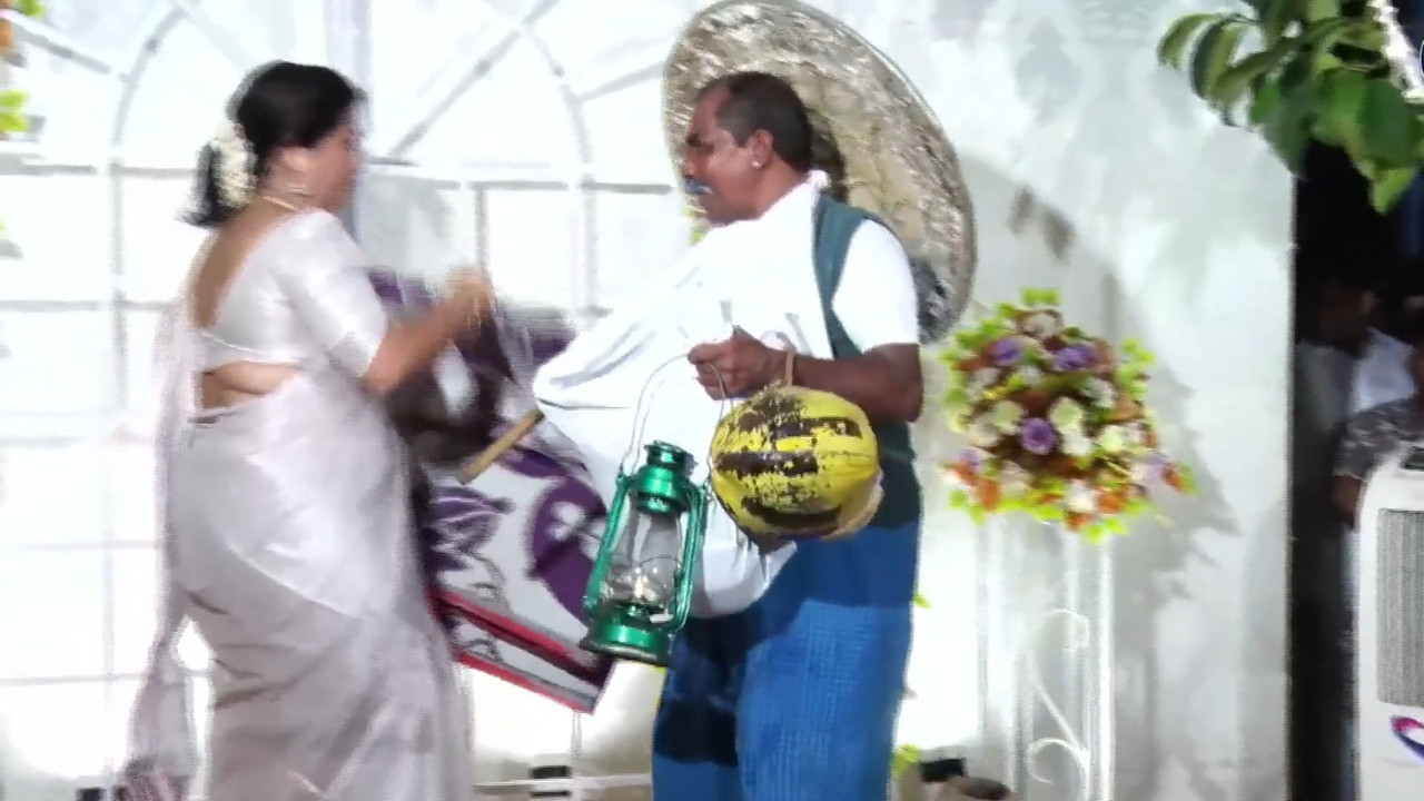 Hot fleshy Malayali aunty tummy foldand big ass in white saree.mp4_snapshot_00.39.386