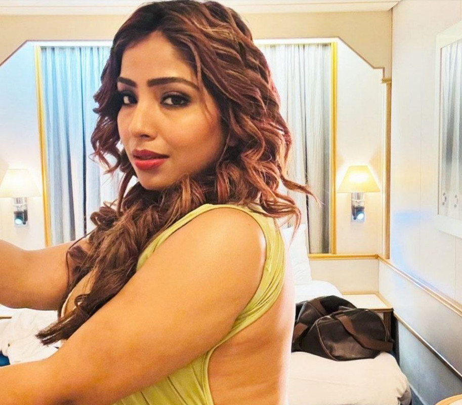 Ayushi Jaiswal hot model primium show live stripping exclusive
