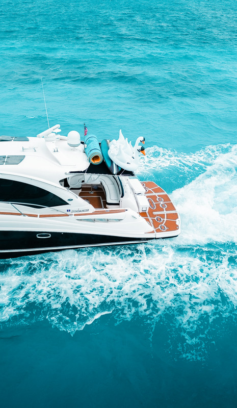 Sea Señor 52 ft yacht rental Cancun - Kitchen and dining area with air conditioning and full amenities