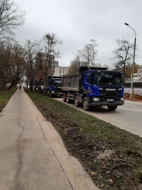 2022.11.05 Давыдовская 12 машины ждут