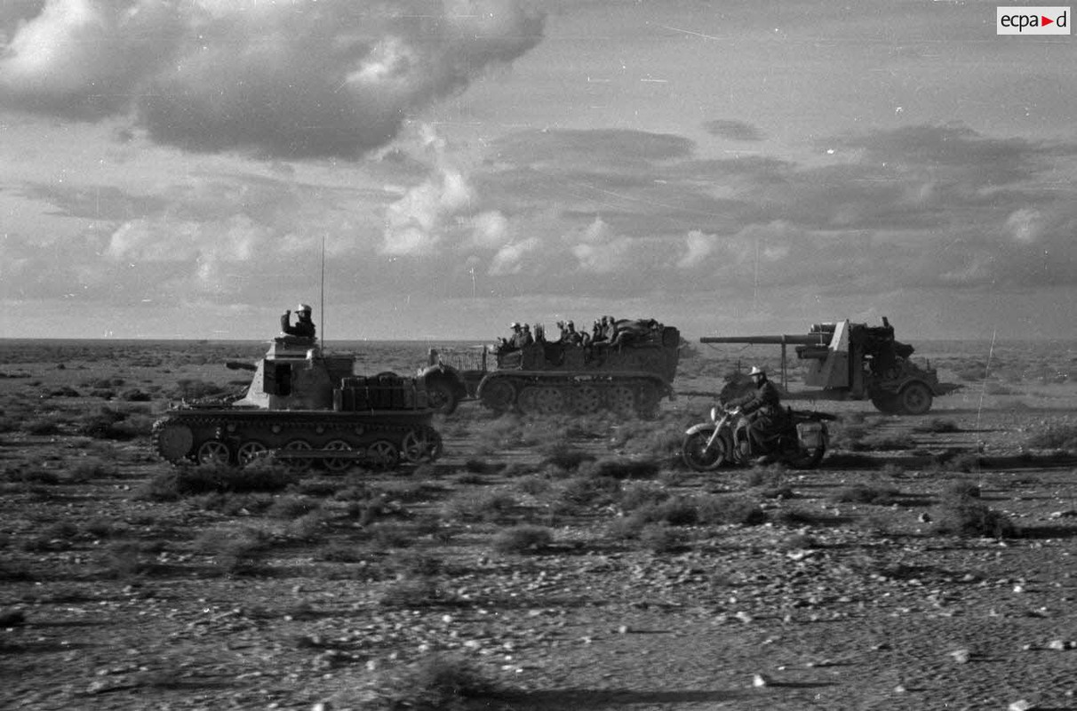 Un semi-chenillé Sd.kfz.7 tractant une pièce de 8,8 cm FlaK et un Befehlpanzer I..