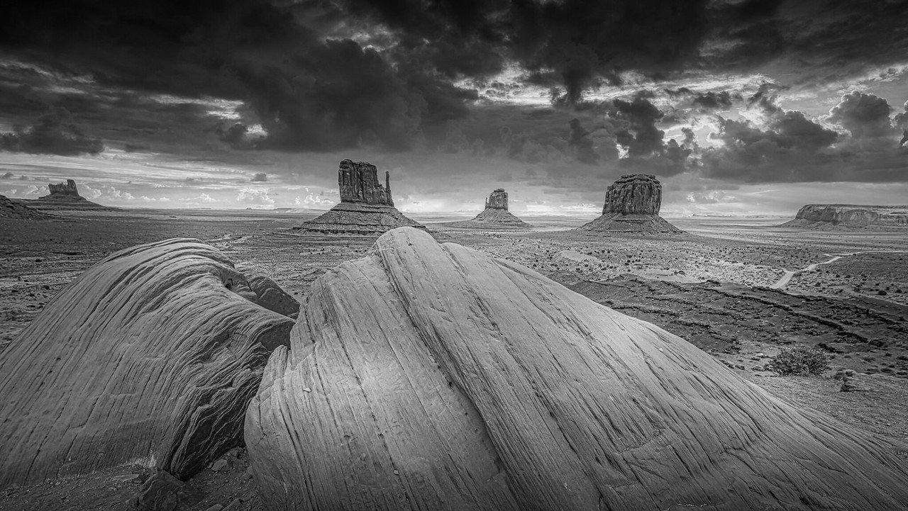 blacknwhite-monument-valley.jpg