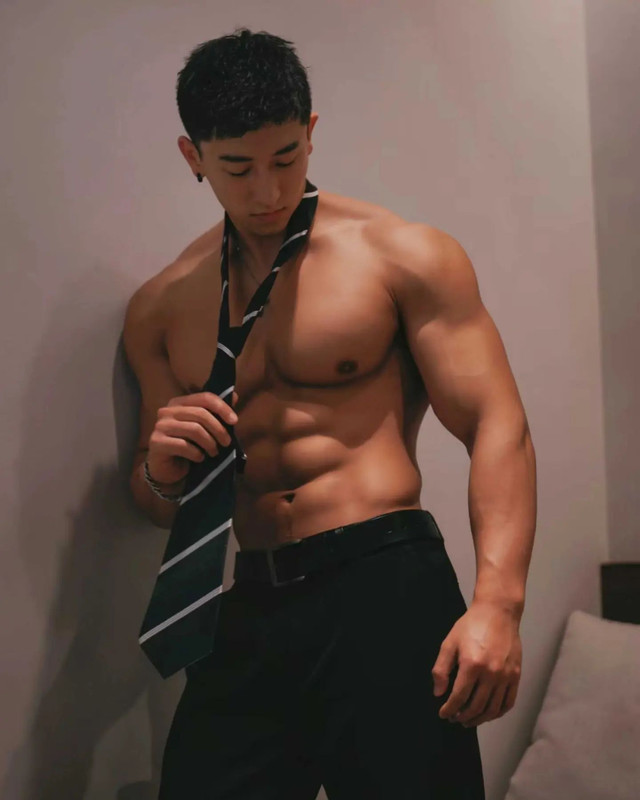Photo by Chinese hunks 全球華男 on November 18, 2023. May be an image of 1 person, biceps and body build