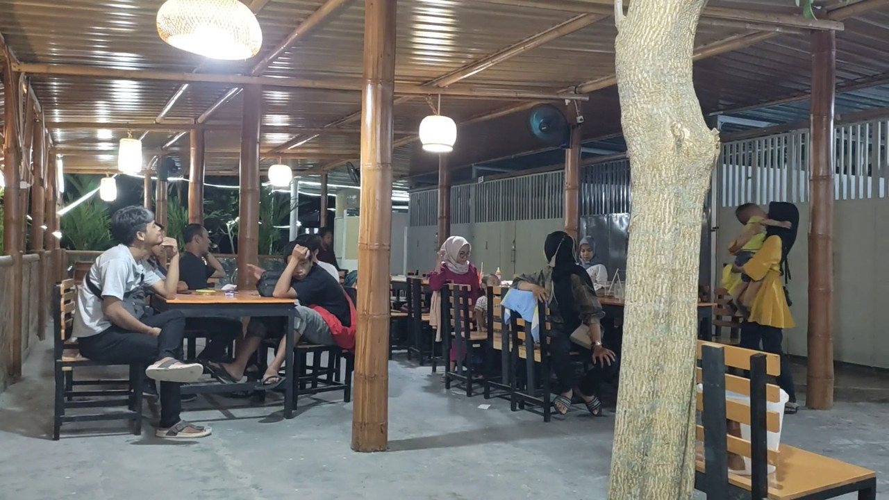 Pengunjung saat bukber bersama orang terdekat di Kuliner Taman Alam Raya, tempat makan enak di Karanganyar, Jawa Tengah.