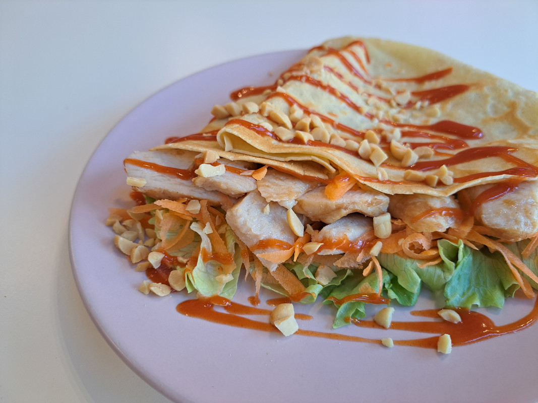 Crêpes roll spicy chicken