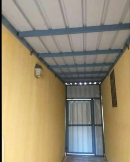 برجولة مع أعمدة خشبية