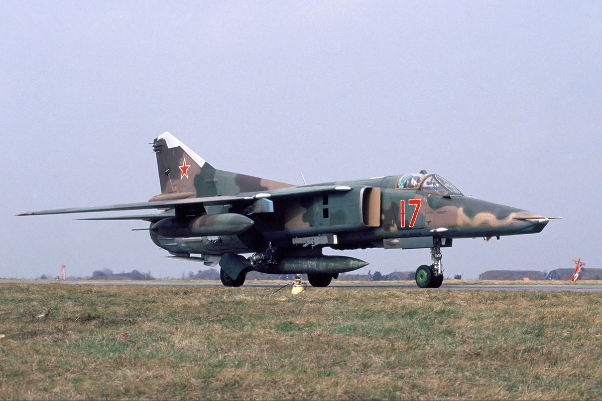 296 APIB Mig-27D 17 Red_61912553153