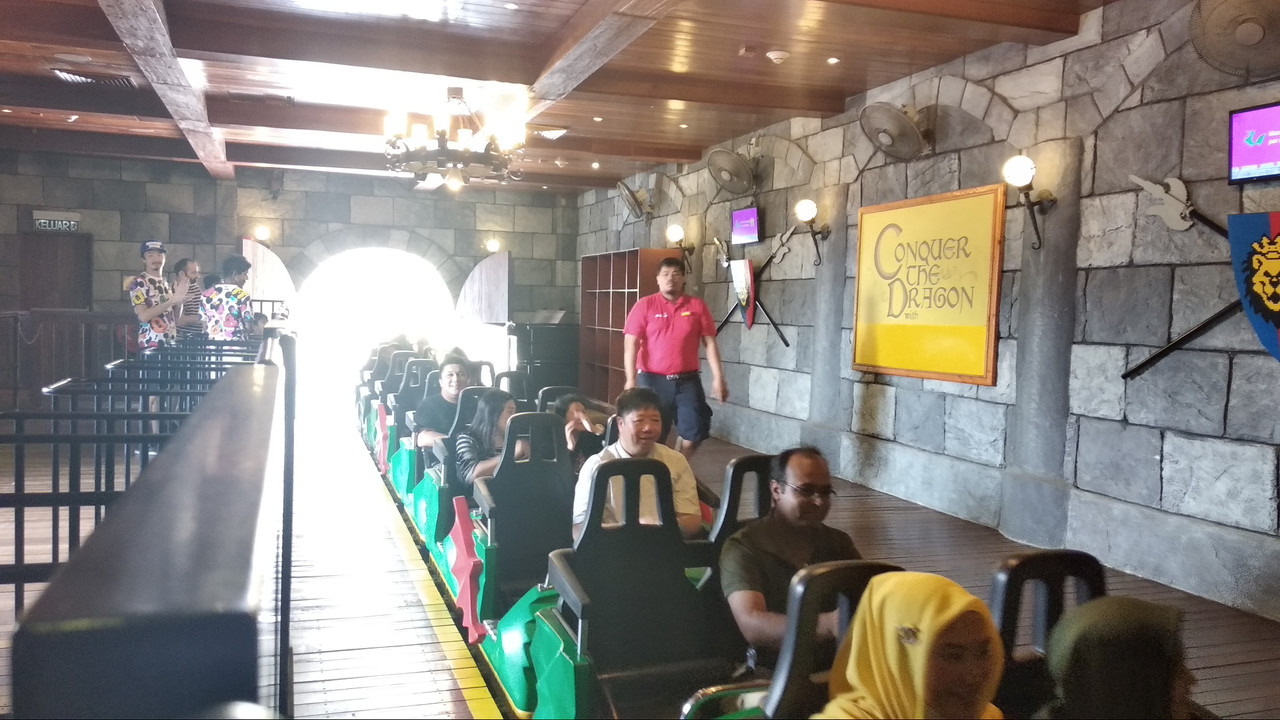 Roller coaster di LEGOLAND Malaysia yang dinamakan The Dragon