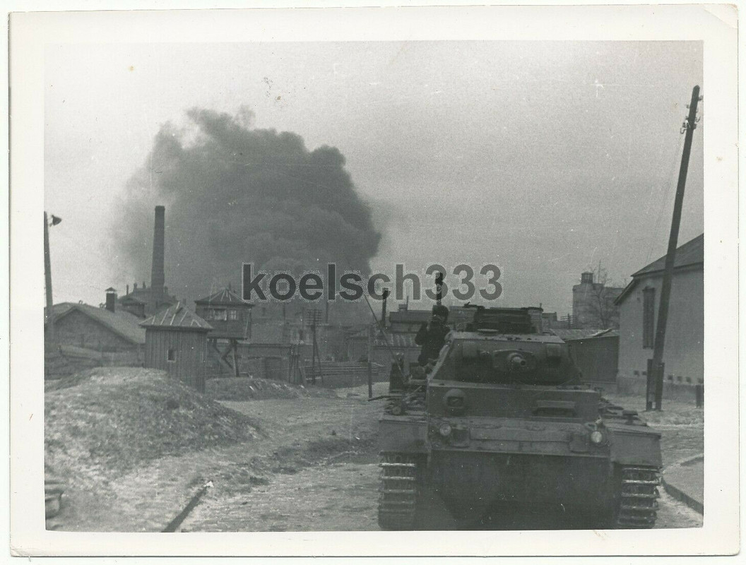 Foto Panzer der Wehrmacht im Industriegelände von Rostow am Don 