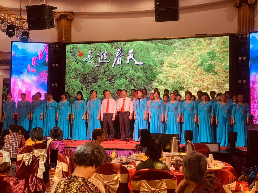 7.高雅吟诵团  合唱《走进春天》