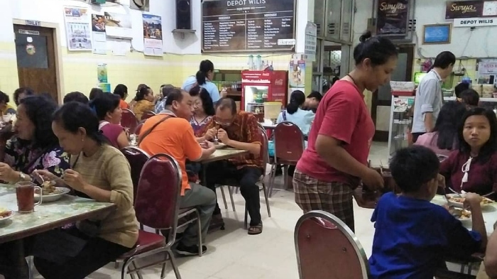 Pelanggan sedang berkunjung ke Depot Wilis, pilihan tempat makan siang enak dan legendaris di Kediri yang jadi langganan para artis.
