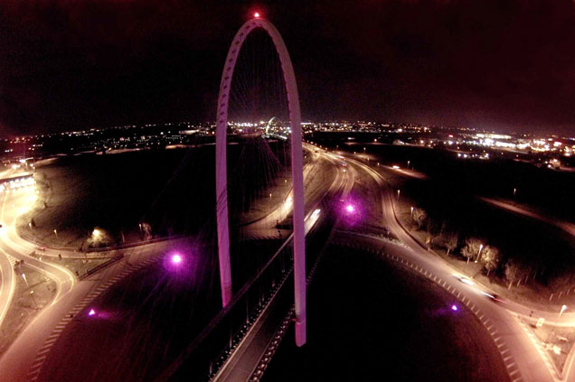 Il ponte di Calatrava a Reggio Emilia illuminato dai colori del Giro (www.reggionline.com)