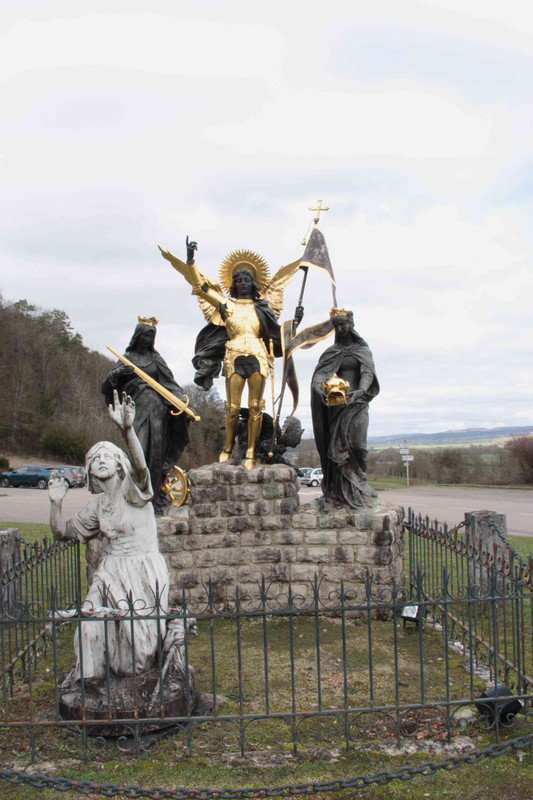 Statue Jeanne et ses voix