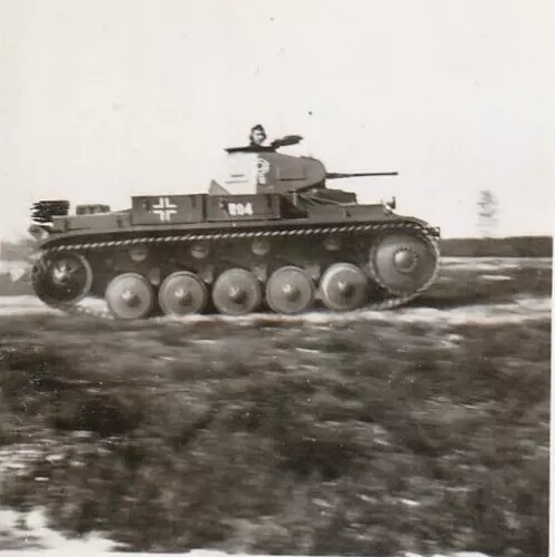 Foto Deutscher Panzer im Feld Balkenkreuz und Kennung Nr.294 Tanks Combat WWII (1)_1