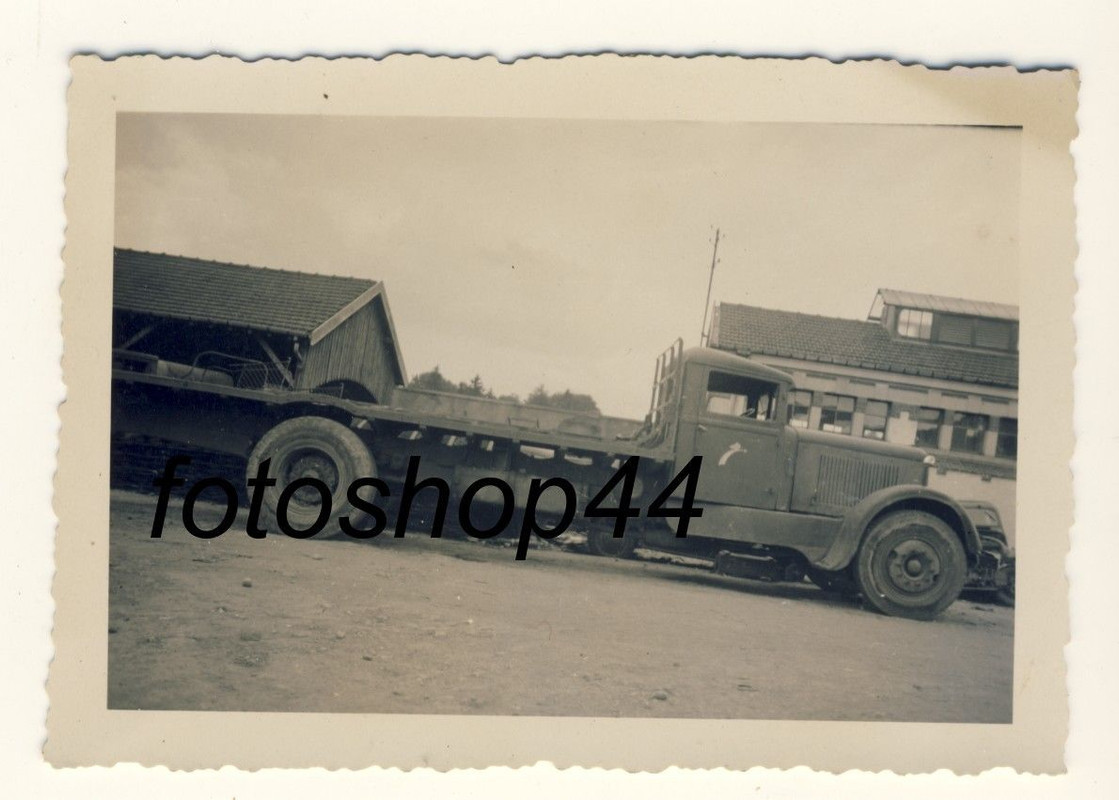 französischer LKW mit Wappen Panzer Tieflader