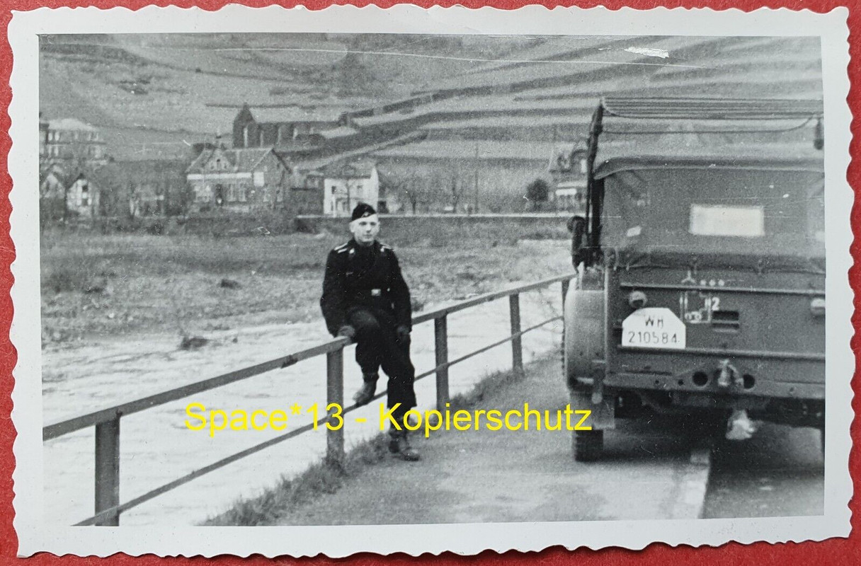 Foto Panzersoldat auf Brücke in Frankreich 1940 Wehrmacht Panzerspähwagen SdKfz