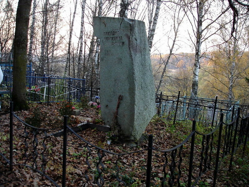 800px-Ru-tarusa-ariadna-efron-grave-07