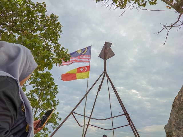 menara beri di puncak bukit rm2