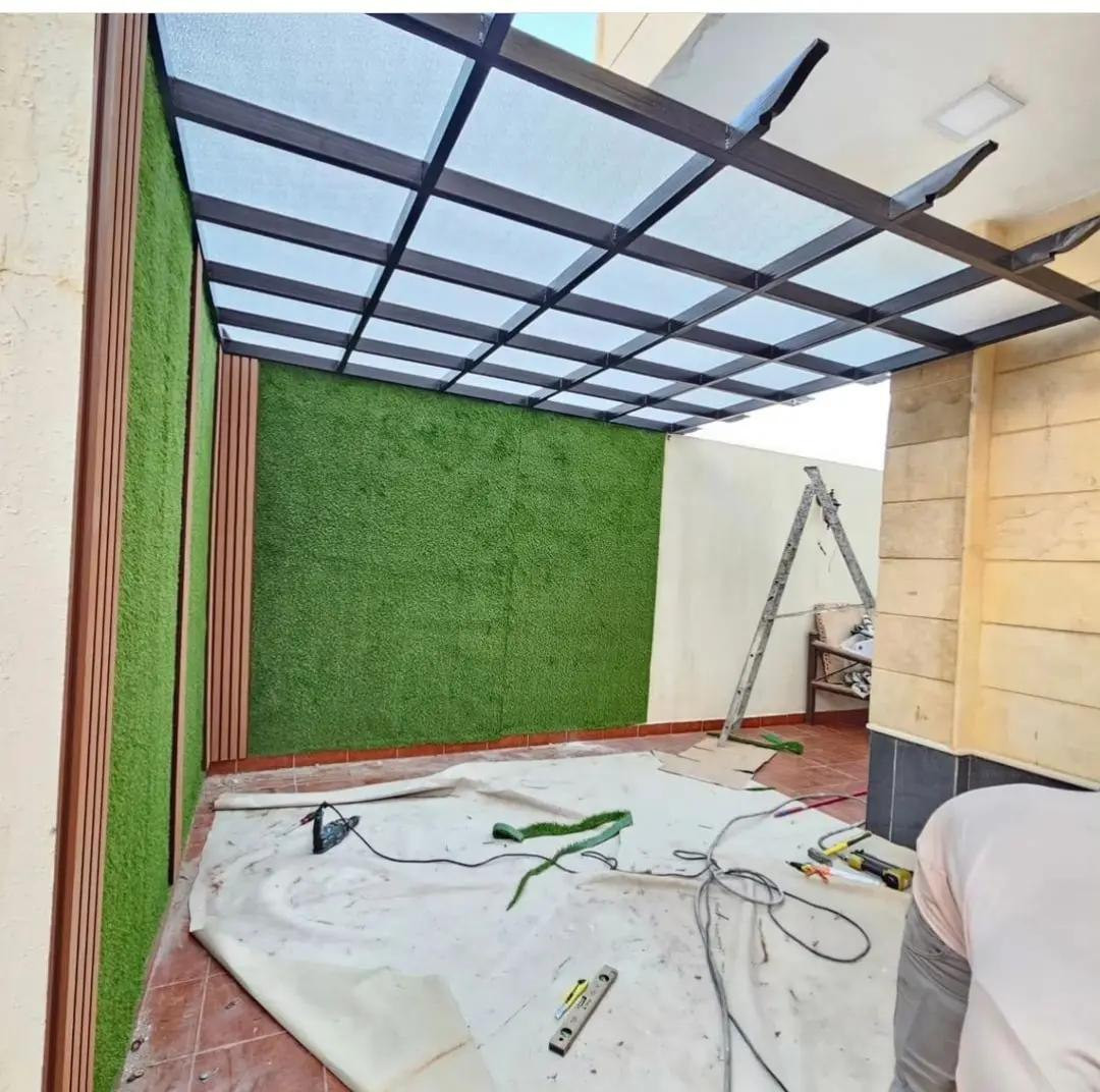 برجولة مع أعمدة مزخرفة