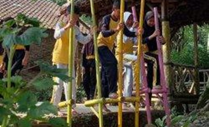 Asyiknya bermain dolanan tradisional di Wisata Kampoeng Dolanan, Kecamatan Borobudur, Kabupaten Magelang.