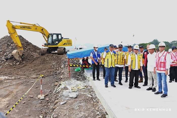 Menteri Perhubungan Budi Karya Sumadi bersama Menteri PUPR Basuki Hadimuljono dan Kakorlantas Polri Firman Santyabudi mendampingi Menteri Koordinator Bidang Pembangunan Manusia dan Kebudayaan (PMK) Muhadjir Effendy, Minggu (9/4./2023), mengecek kondisi Tol Cisumdawu seksi 4, 5, dan 6.