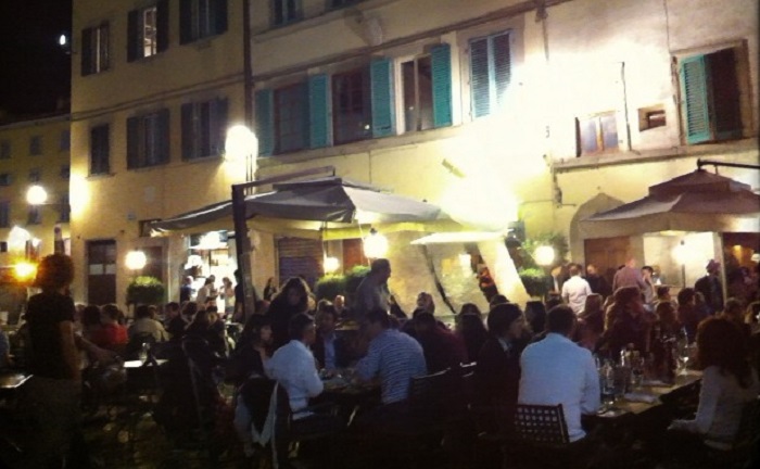 Ilustrasi - suasana malam hari di Santo Spirito, Florence, Italia.