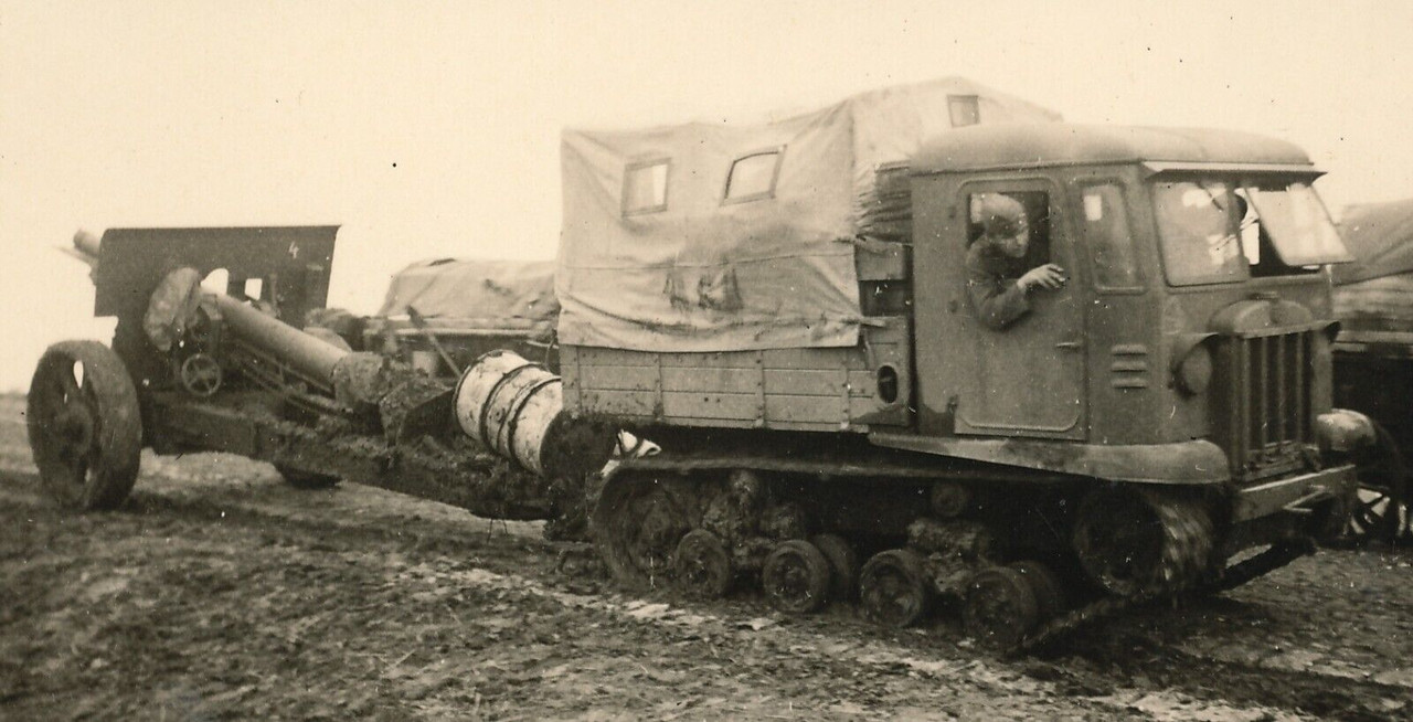 Foto - wohl Rumänien Kettenfahrzeug Zugmaschine   Geschütz - 2.WK.