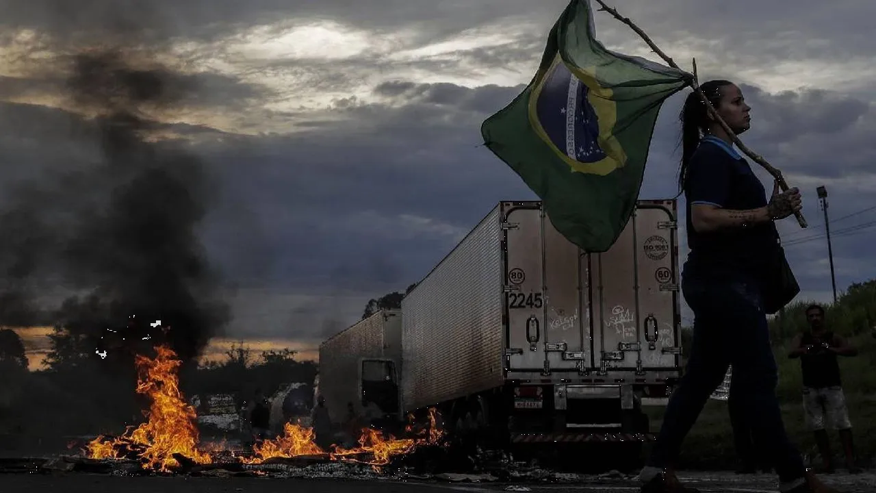 11 estados de Brasil registran bloqueos carreteros de seguidores de Bolsonaro