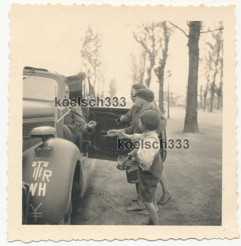 Foto russische Kinder betteln an einem PKW mit Kennung der 17 Panzer Division