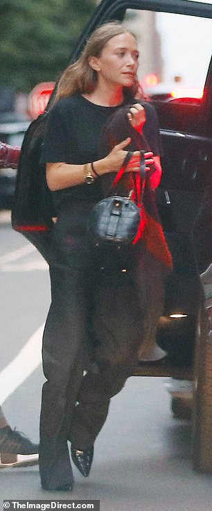 14804006-7143375-Stylish_Mary_Kate_rocked_a_casual_chic_outfit_a