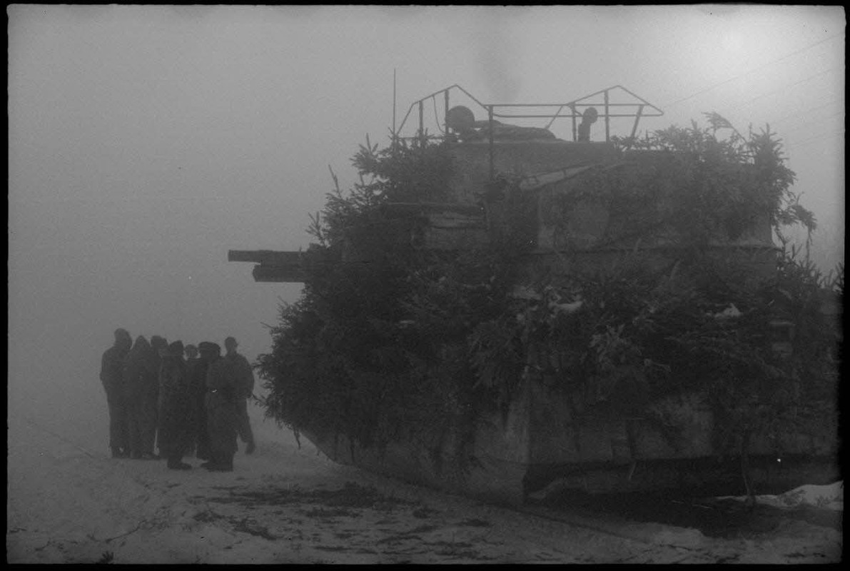 Train blindé MBV D-2 d'origine soviétique équipé de deux canons.