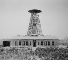 Bobina de Tesla soltando faíscas em laboratório escuro
