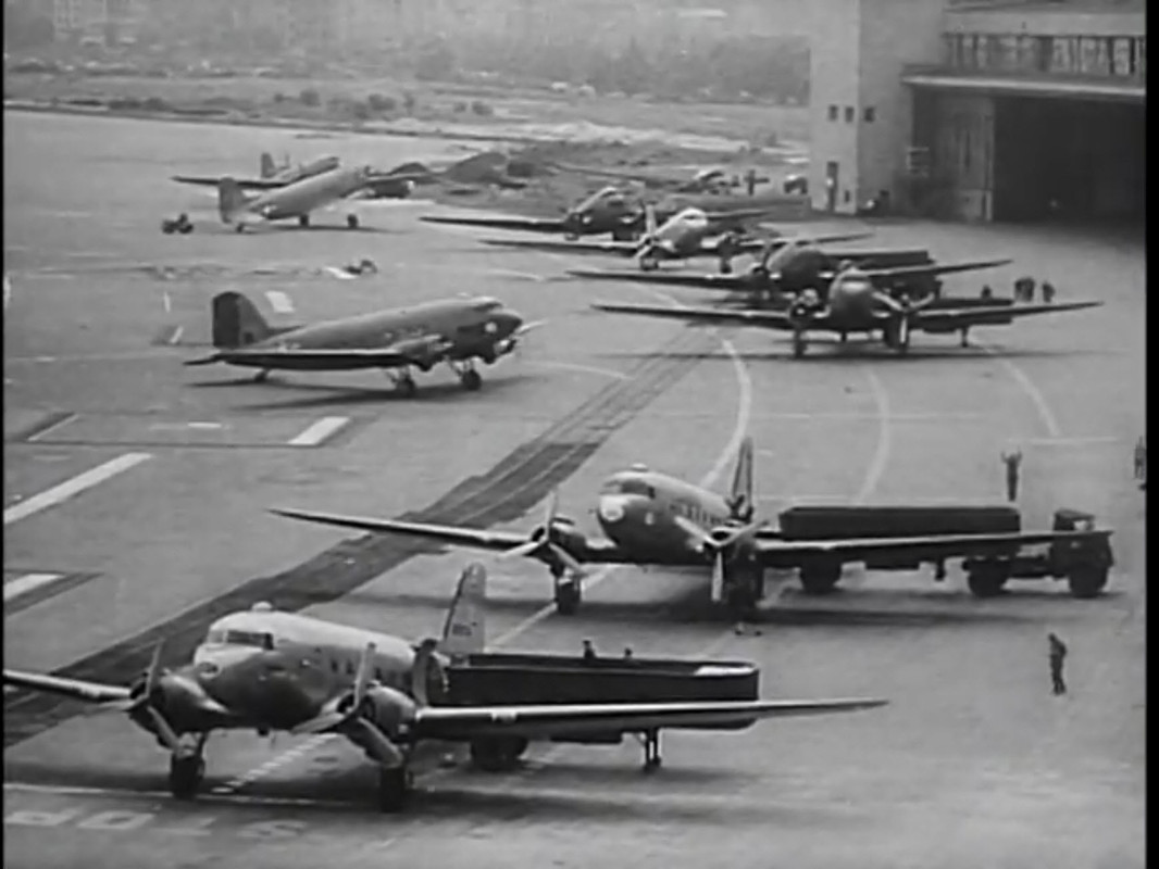 Дб 3 бомбардировка берлина. Бомбёжка берлина в 1941. Самолеты бомбившие берлин в 1941. Первый налет на берлин в августе 1941. Самолеты бомбившие берлин в 1941.
