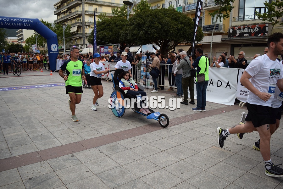 , 23&omicron;&sigmaf; &Alpha;&gamma;ώ&nu;&alpha;&sigmaf; &Delta;&rho;ό&mu;&omicron;&upsilon; &Kappa;&alpha;&lambda;&alpha;&mu;ά&tau;&alpha;&sigmaf;: &Mu;&iota;&alpha; &pi;&omicron;&lambda;ύ&chi;&rho;&omega;&mu;&eta; &gamma;&iota;&omicron;&rho;&tau;ή &alpha;&theta;&lambda;&eta;&tau;&iota;&sigma;&mu;&omicron;ύ &mu;&epsilon; &pi;&rho;&omega;&tau;&iota;έ&sigmaf; &Mu;&pi;&omicron;&upsilon;&rho;ί&kappa;&alpha; &kappa;&alpha;&iota; &Zeta;&omicron;&sigma;&kappa;ί&nu; (&phi;&omega;&tau;&omicron;&gamma;&rho;&alpha;&phi;ί&epsilon;&sigmaf; &kappa;&alpha;&iota; &beta;ί&nu;&tau;&epsilon;&omicron;)