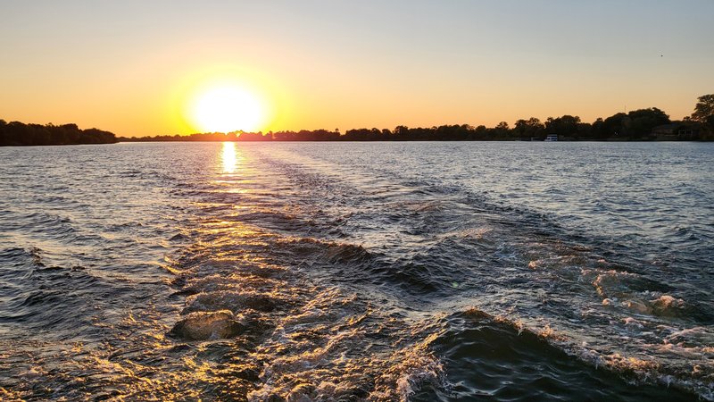 Африканские каникулы - зверики Крюгера, пески Намибии, воды Виктории
