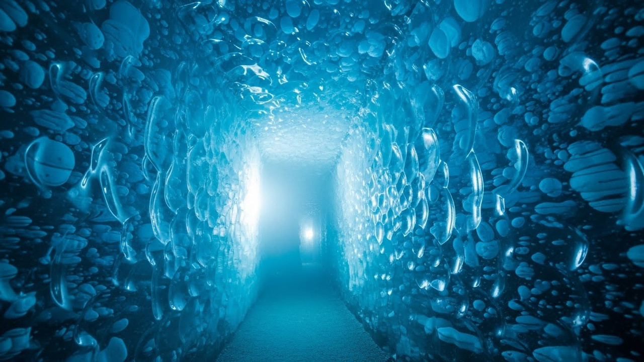 Interior aconchegante de café alpino