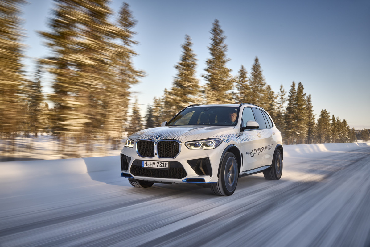 P90453403_highRes_bmw-ix5-hydrogen-win