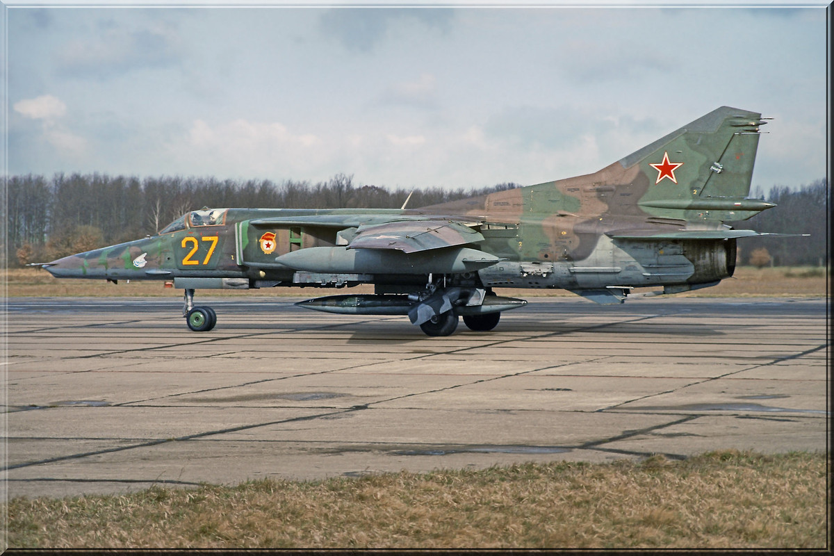 19 GvAPIB Mig-27D Yellow 27_61912556199 (2)
