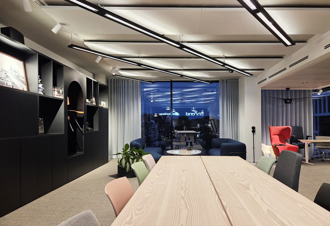 The Loop Lounge und Eventspace mit flexibler Beleuchtung für Besprechung, Präsentation und hybride Nutzung
