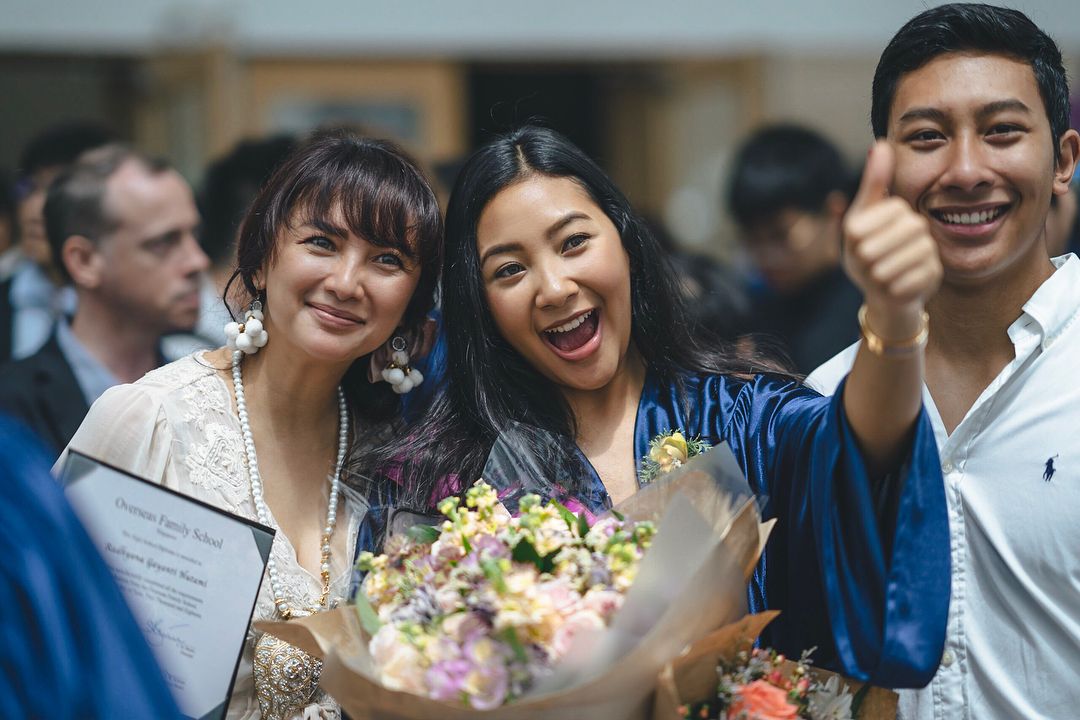 Portret Gayanti Hutami saat wisuda kelulusan SMA.