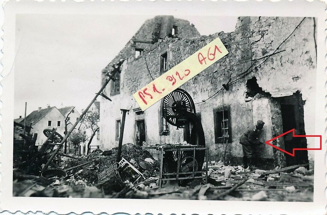 Adjudant Allemand insp. maison pistolet à la main sect. Maginot Hoste Puttelange