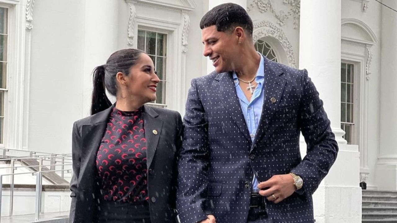 ¡Eduin Caz felicita a su esposa en pleno concierto! Así fue el tierno momento