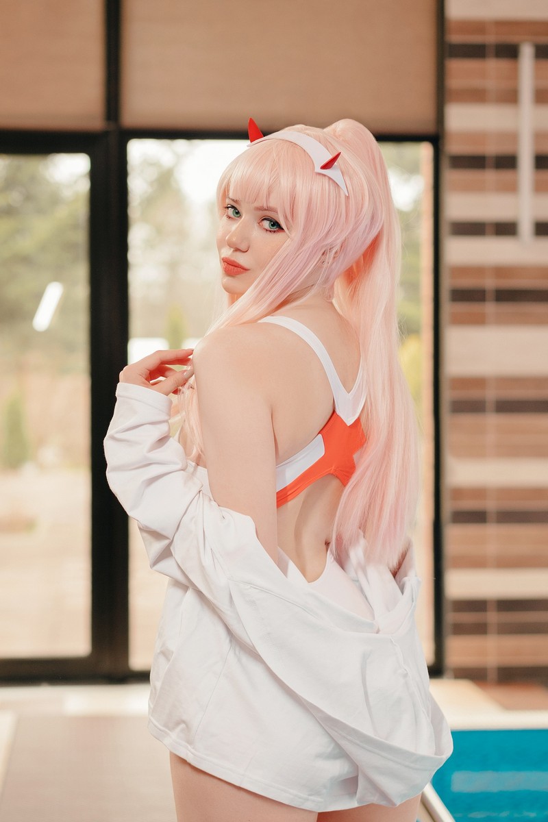 Alina Becker 02 Zero Two Cosplay Darling in the Franxx 泳池主题写真【47P-56.8M】插图4