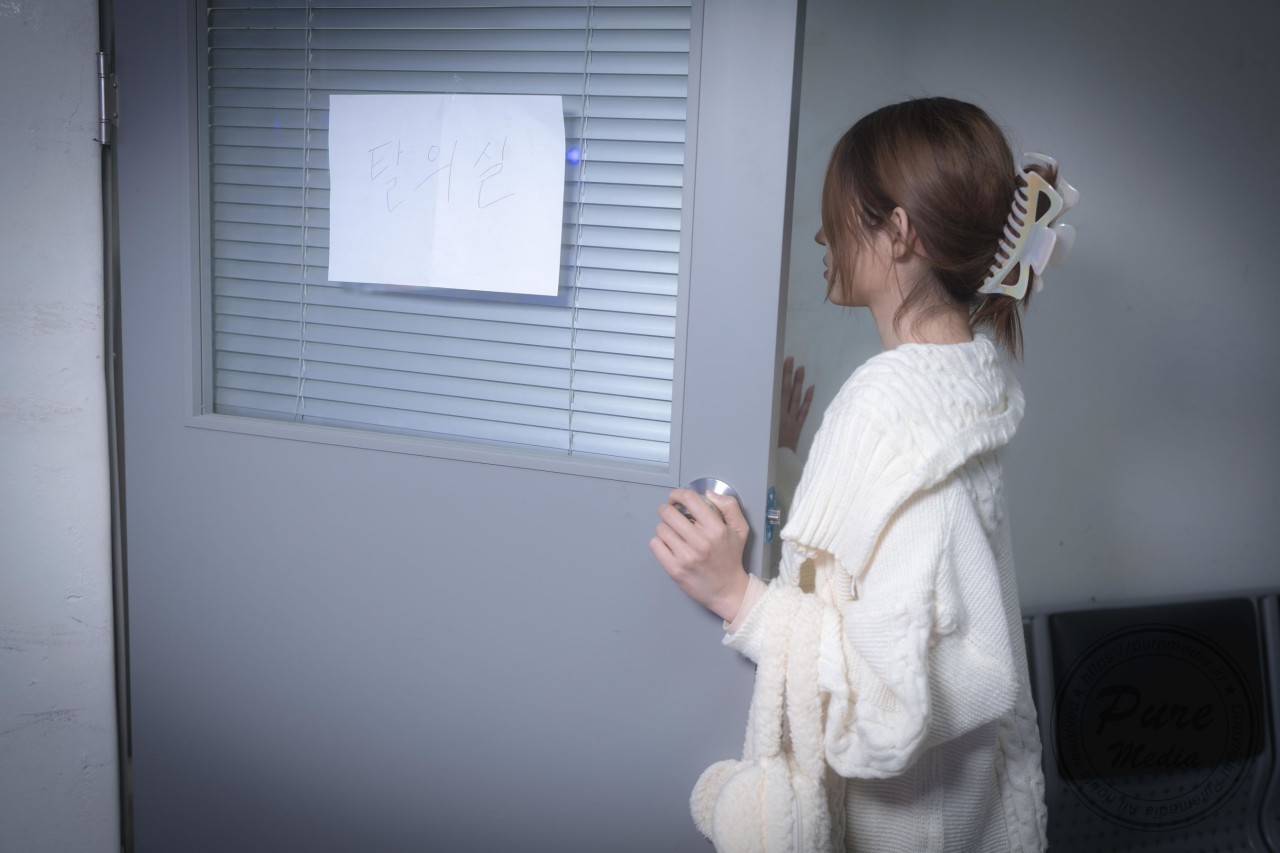 Yeha（예하）《浅色系针织长裙》写真，夜晚街道，温柔与氛围感美女欣赏插图3